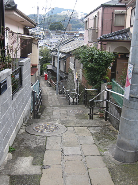 長崎の風景♪　ここはいずこ？

石畳のある素敵な下り坂
暮らすのは大変ですが、こんな長崎らしい風景が
数十年後も段々畑になることなく
残っていてほしいなぁ～なんて思います🥰

＃長崎県　＃長崎市