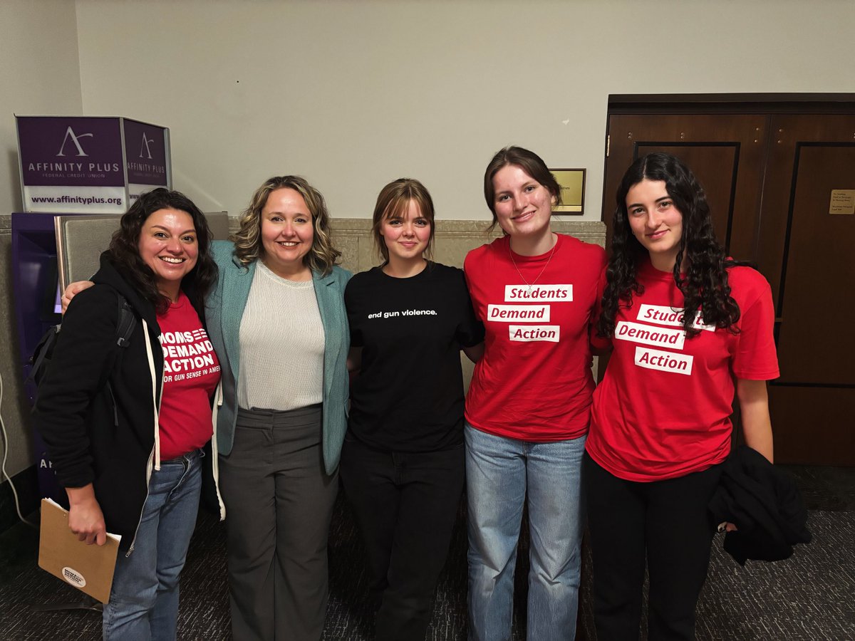 I had a wonderful visit with @MPS_Washburn students to hear their stories and connect about the importance of common sense gun reform to keep our kids and whole communities safe. Love and appreciate @MomsDemand for their tireless activism to #EndGunViolence ❤️