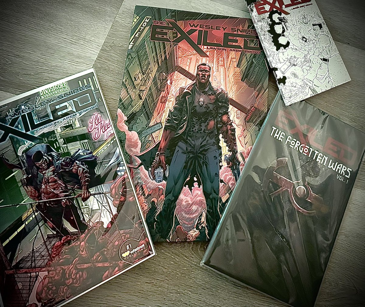 Thx 2 the hardest working man in Indie Comics, @GiftedRebelsCo ! Sexy large format, illustrated by @Eskivoart along with the handy, handsome Manga edition! @vondurabo smashed it with Forgotten Wars while @WillisWho stamped it all with his sick cover!