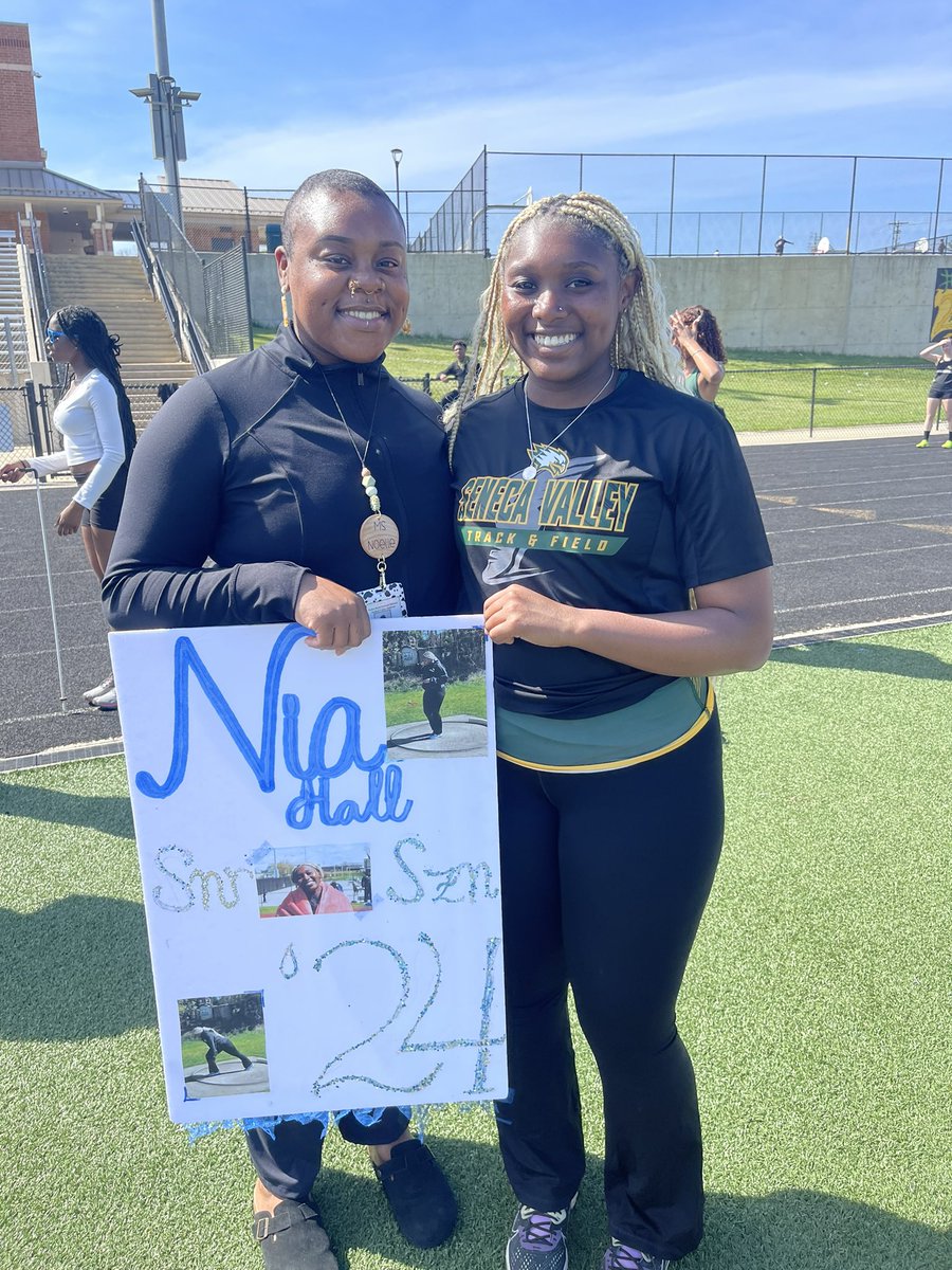 cakes420's tweet photo. Senior Night ❤️ I can’t believe this is her last year 🥲 https://t.co/7BQNK68pbp