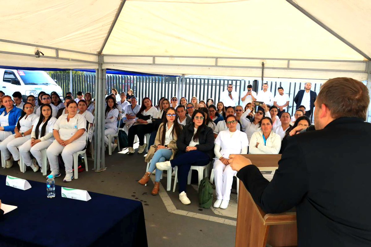 AlcaldiaTunja's tweet photo. Tunja es pionera en el departamento de Boyacá en implementar la estrategia Atención Primaria en Salud.
4800 familias tunjanas del área y rural de 11 territorios y 21 micro territorios, se beneficiarán con APS en áreas de odontología, medicina, enfermería, psicología y nutrición. https://t.co/8OLLtNWrPq