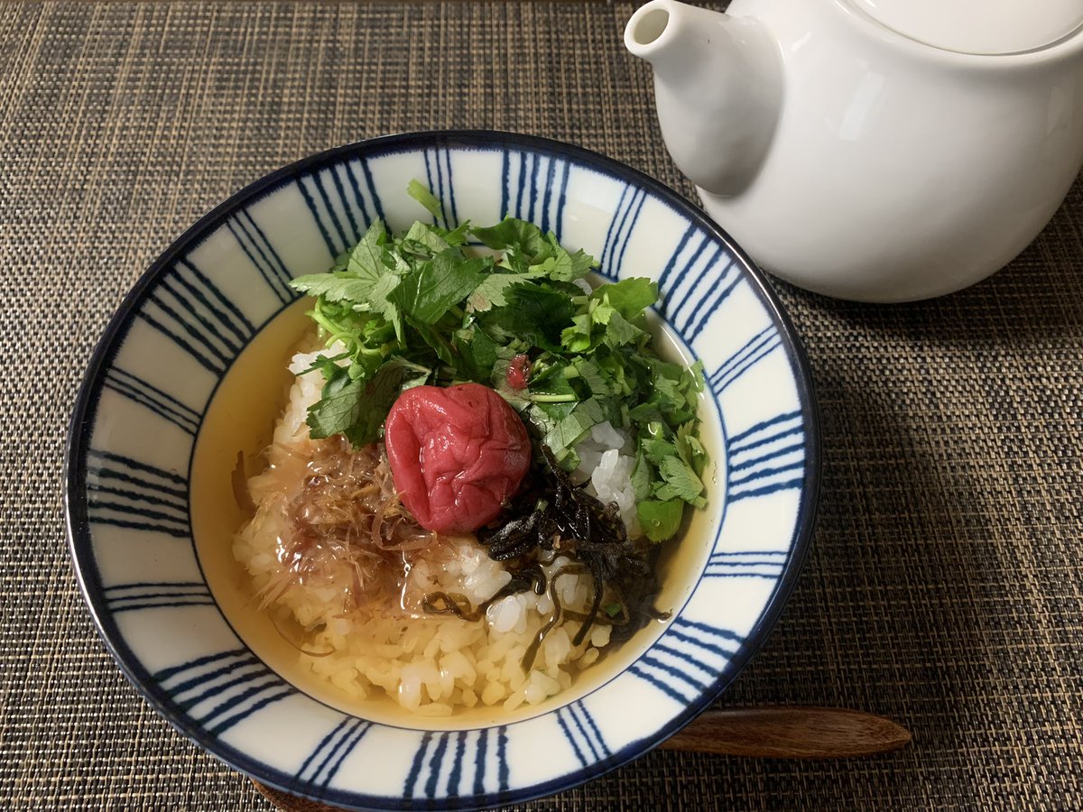 Good morning friends. It’s cloudy and cool morning in my city. My busy days start from today again. Today’s breakfast “Ume chazuke” Have a lovely Wednesday everyone 🤗 #japanesefood #japanesehomecooking