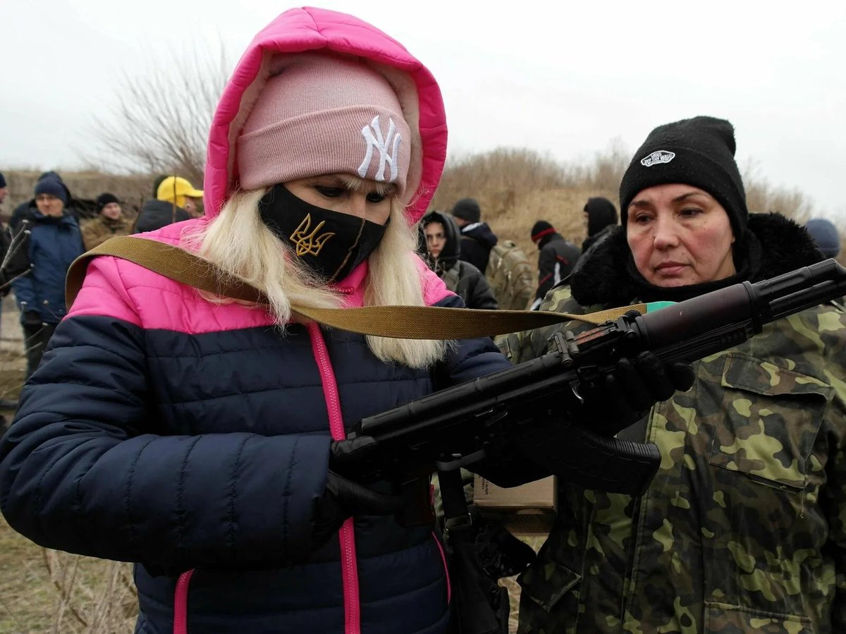 A Ucrânia pode entrar em guerra civil. Quem lembra de quando Kiev deu armas para a população nos primeiros dias da guerra com a Rússia? Zelensky dizia que a medida era necessária para os ucranianos 'se defenderem dos invasores'. Agora, ele quer as armas de volta. Explico. 🧵