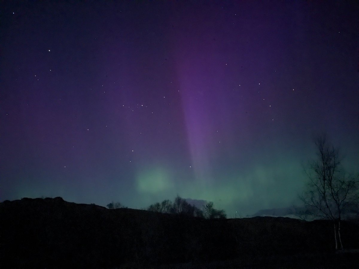 One for the #astronomy and #spaceweather archives for @blairvadachAils 🙌 An amazing display of the #northernlights over the @lomondtrossachs tonight with the sky going full nuclear! #auroraborealis @BlairvadachOEC #BV50years