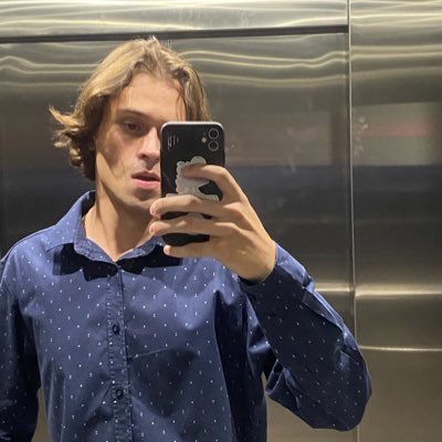 uma imagem rara usando roupa social