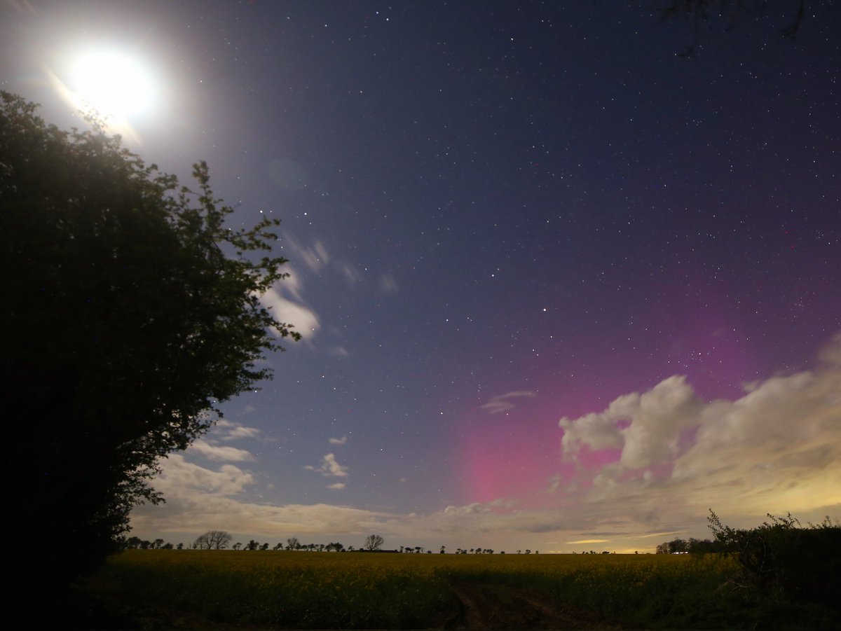 A stunning display of #aurora and the Moon from the Yorkshire Wolds tonight. Clearly visible to the naked eye, absolutely magical ✨️ 🩷 #stormhour #loveukweather