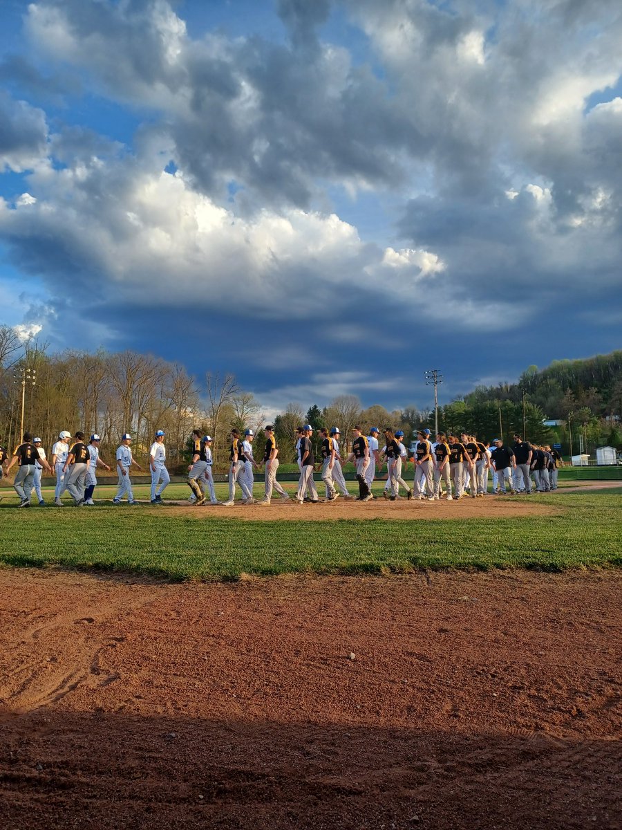 Final: Keyser 2, Fairmont Senior 1.

Evan Jenkins went the distance for KHS (94 pitches, 3 H, 1 BB, 7 K and he had the game-winning RBI in the 6th). 

No. 4 FSHS falls to 10-3. No. 2 KHS is 10-1. #wvprepbase @MetroNewsPrep