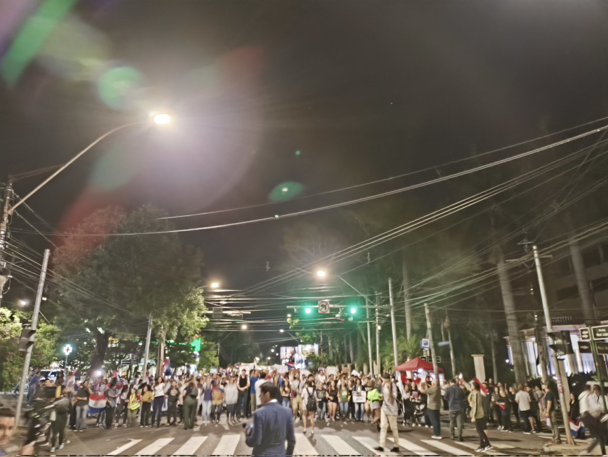 jfergo86's tweet photo. Fuerza a todos los estudiantes, fuerza a los médicos, a los investigadores, fuerza a los jubilados, fuerza a toda la ciudadanía decente del Paraguay #SomosMasde100 #ArancelCeroNoSeToca https://t.co/U8j6bHdSXo
