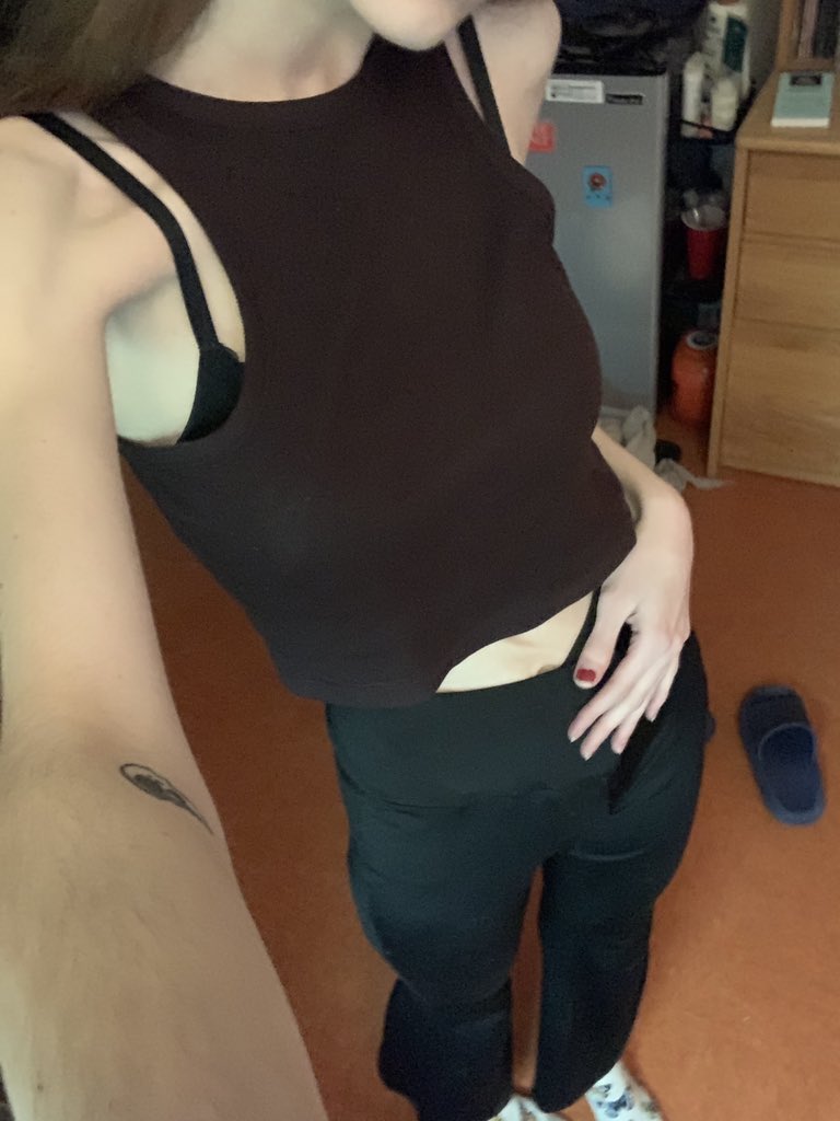 poppyate's tweet photo. hello with some weird body checks ft yoga pants that don’t fit me https://t.co/o0WjE3zcZl