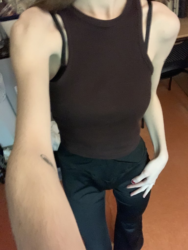 poppyate's tweet photo. hello with some weird body checks ft yoga pants that don’t fit me https://t.co/o0WjE3zcZl