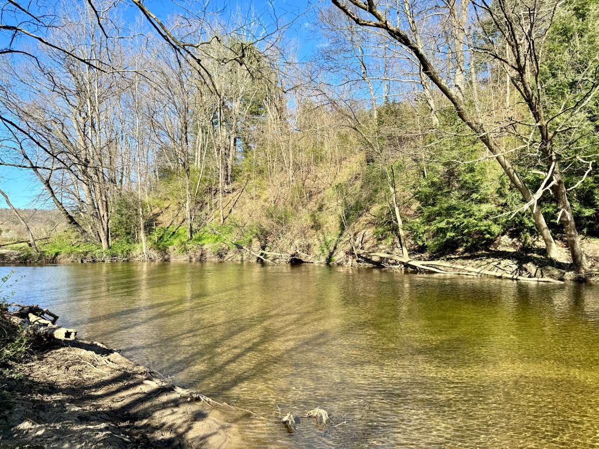 Sunlight illuminating the river
#hiking #NewEngland