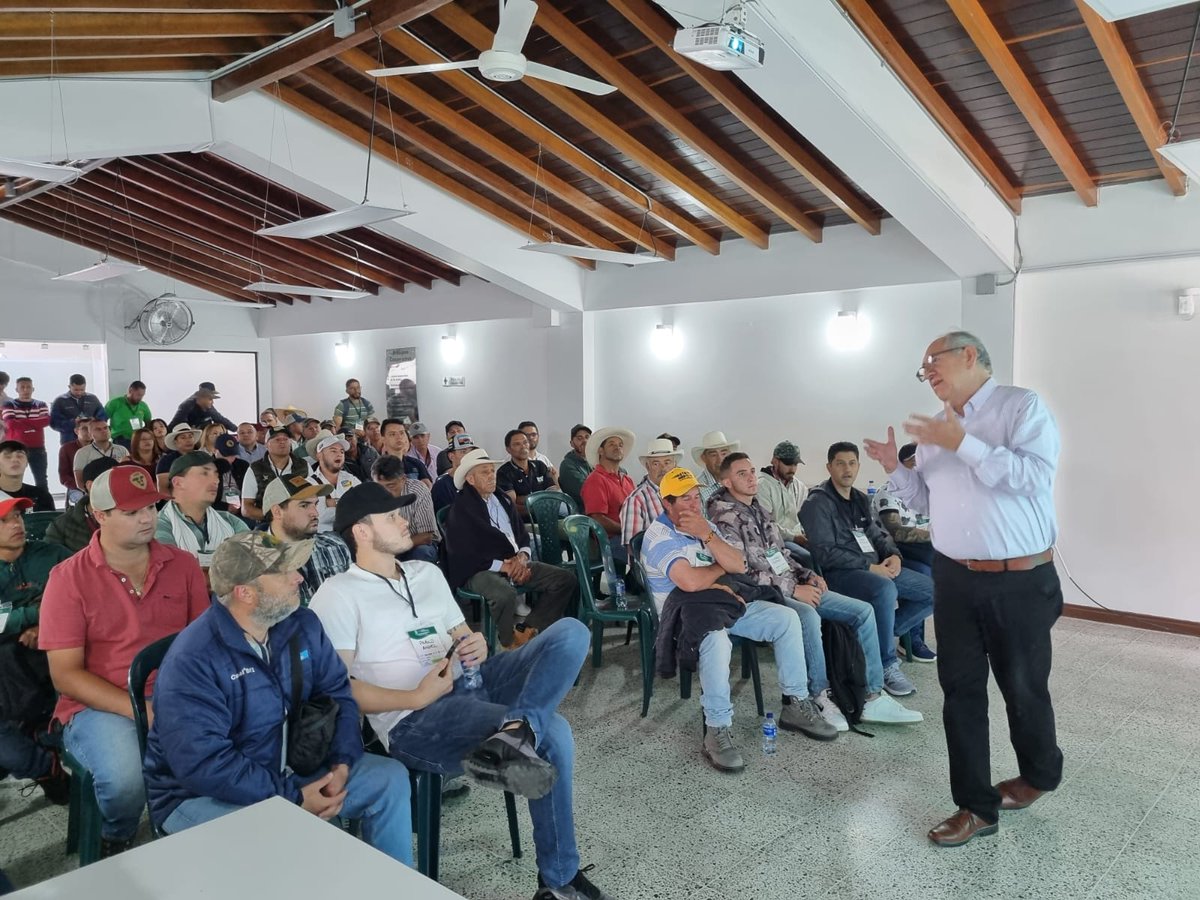 La presidencia de #Asoleche estuvo en la Cooperativa de Ahorro y Crédito de Entrerríos, dando una charla sobre la situación actual del sector #lácteo en Colombia, en donde asistieron más de 125 #ganaderos de los municipios del Norte Antioqueño.