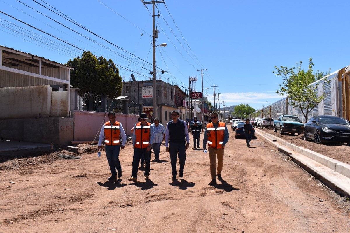 JGimNogales's tweet photo. Recorrimos junto con el Ing Roman Valenzuela, Director de Ejecución de Obras de #SIDUR, y el Ing. Pedro Valenzuela, Director de Proyectos, la Obra de la Ruiz Cortines para supervisar los avances según lo programado y coadyuvar esfuerzos para concluir a la brevedad posible. https://t.co/T28GLuNFNM