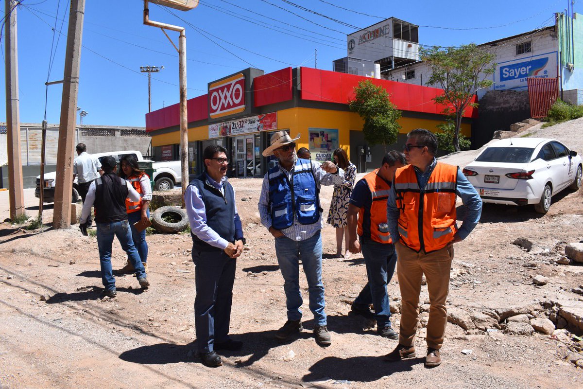 JGimNogales's tweet photo. Recorrimos junto con el Ing Roman Valenzuela, Director de Ejecución de Obras de #SIDUR, y el Ing. Pedro Valenzuela, Director de Proyectos, la Obra de la Ruiz Cortines para supervisar los avances según lo programado y coadyuvar esfuerzos para concluir a la brevedad posible. https://t.co/T28GLuNFNM