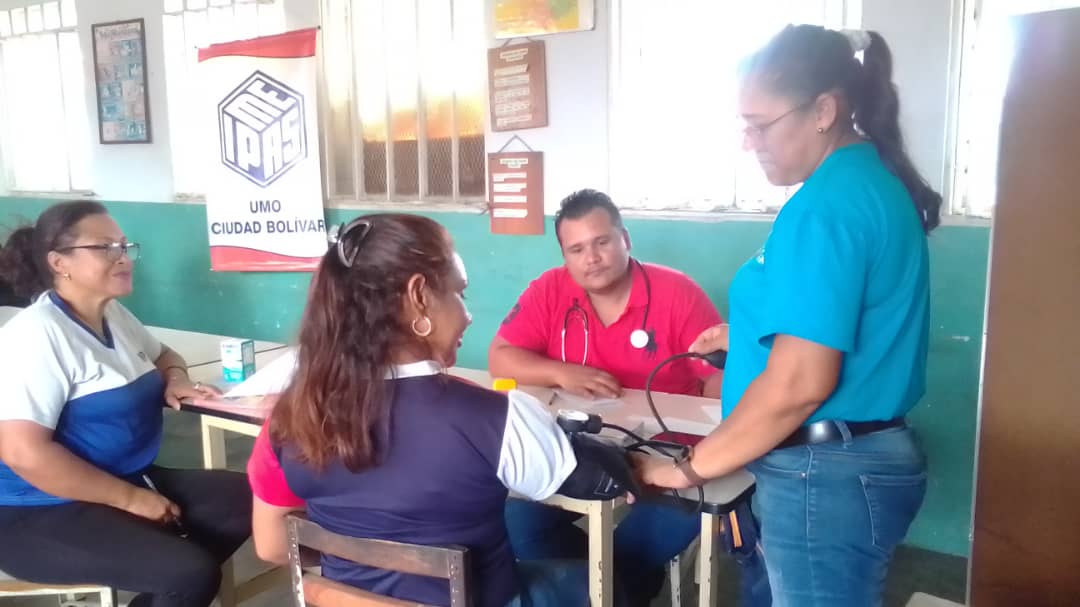 Mar, 16 Abril || Unidad Ipasme Ciudad Bolívar, llevó Jornada 'IPASME va a la Escuela' a la EBN. Rosario GUACARAN de Barón, parroquia La Sabanita; llevando Medicina General, Inmunización, Despistage de HTA, Medicamentos y Charlas Educativas. ¡Salud y bienestar!
#VamosPalanteMaduro