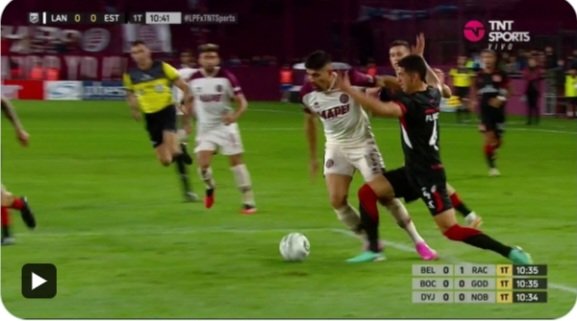 EL MEJOR ARBITRAJE DEL MUNDO .ARASA bien ubicado no ve el penal que FLORES le comete a LEANDRO DIAZ golpeándolo con su rodilla en la izquierda del jugador de LANUS .El VAR NOVELLI con una de muzzarella .