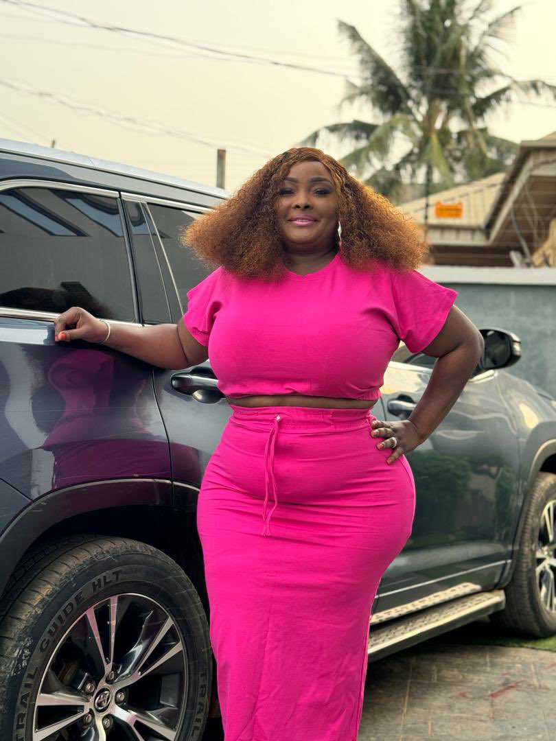 Ronke,it's unwîse being mum yet dressing ungodly.Being busty is ok,loved by men but forgeting its medical effect is more unwîse.Yes,ur yansh is attractive but its size may cause walking-difficulties soon.Dress Godly fr ppl not to lust.Hít gym evryday.Avoid júnks,oily food.Bé wise