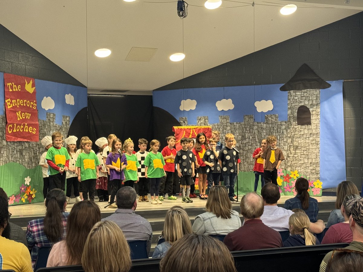 Kenyatta2Hughes's tweet photo. What a great performance this evening! Mrs. Schrieber's first grade class put on a show. #PRpride #SAScompass https://t.co/rnCaqDjZ4n
