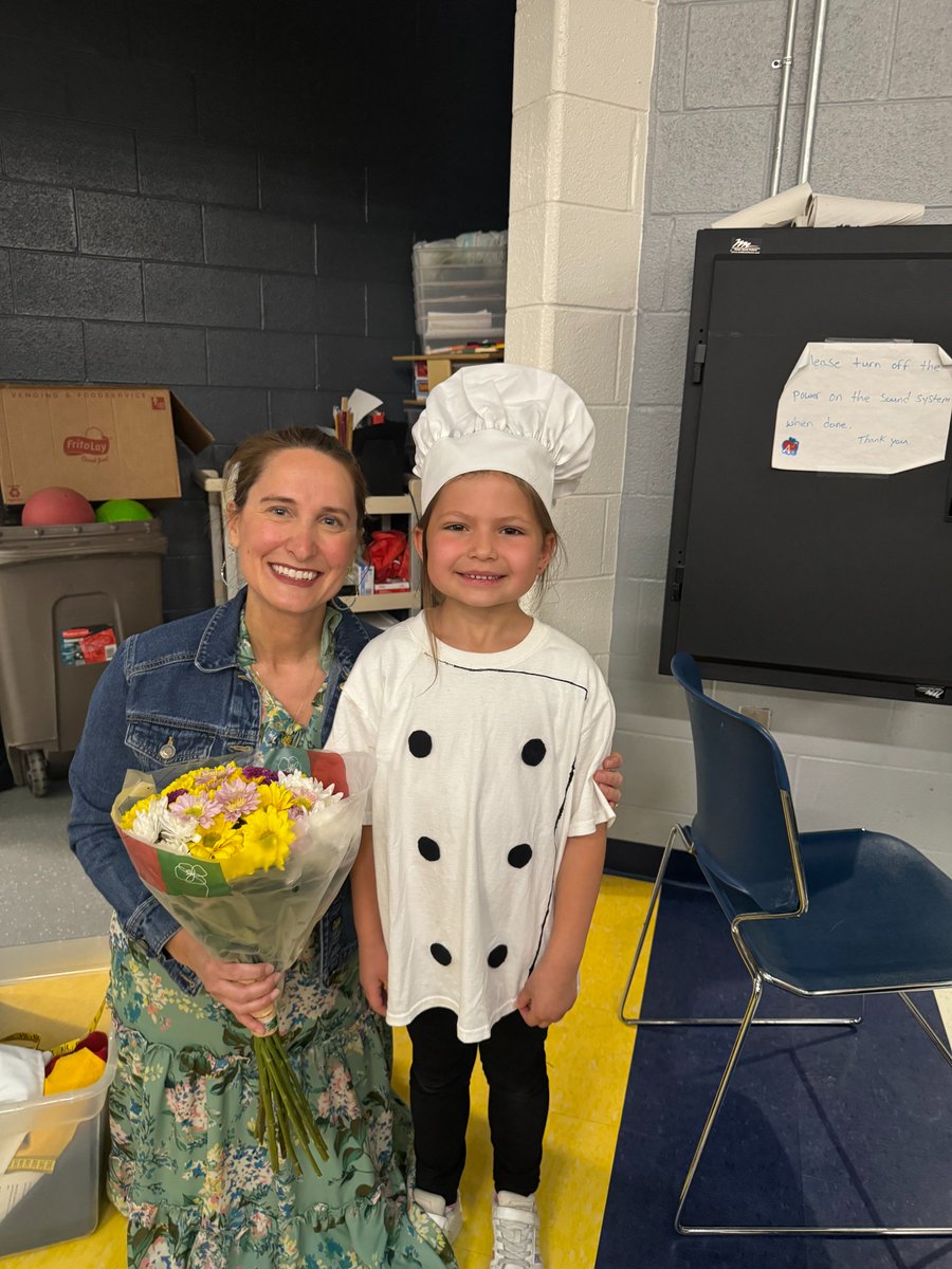 Kenyatta2Hughes's tweet photo. What a great performance this evening! Mrs. Schrieber's first grade class put on a show. #PRpride #SAScompass https://t.co/rnCaqDjZ4n