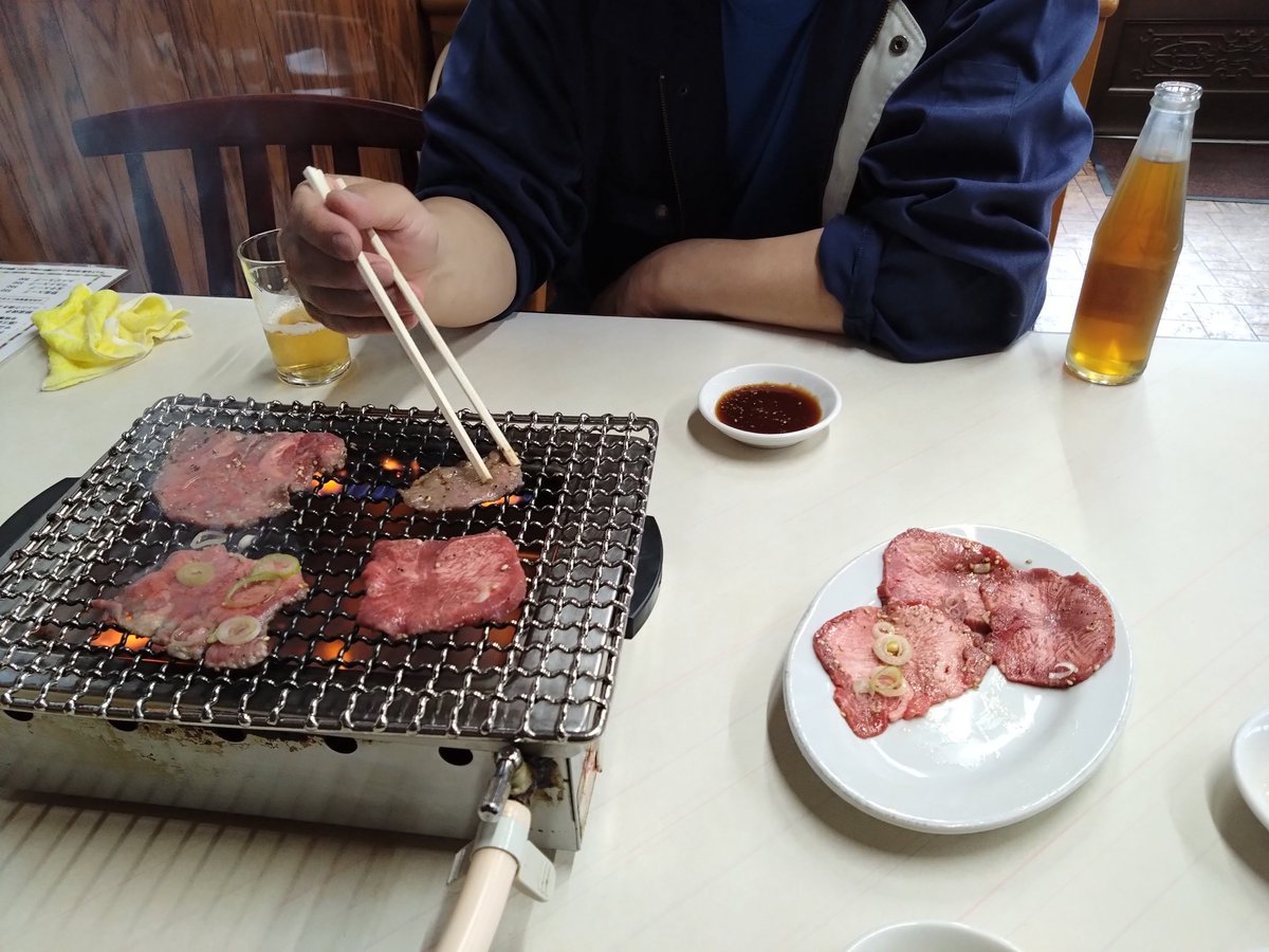 furuone1's tweet photo. 昨日はいつもお世話になってるA主任がお誕生日だったので焼き肉をごちそうしました👍
　５２歳だそうです(笑)健康に気をつけましょう🙋

#株式会社古川
#食堂園
#焼き肉 https://t.co/YKOANM4Gsw
