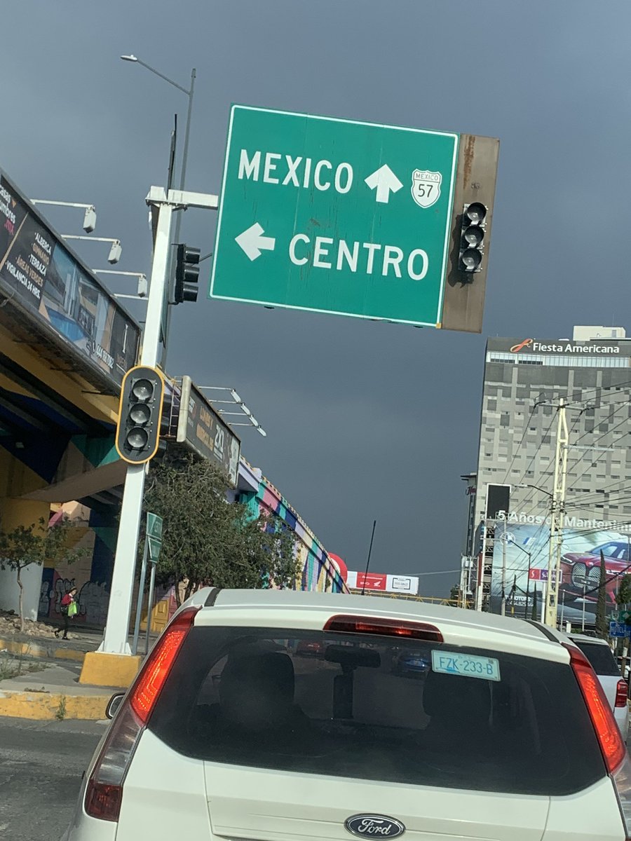 Henryque04's tweet photo. Semáforos de #SNM e intersección de Chapultepec, Capitán Caldera sin funcionar y sin elementos de vialidad para ayudar a agilizar la circulación #DenunciaCiudadanaSLP https://t.co/VqdXfY8iz4