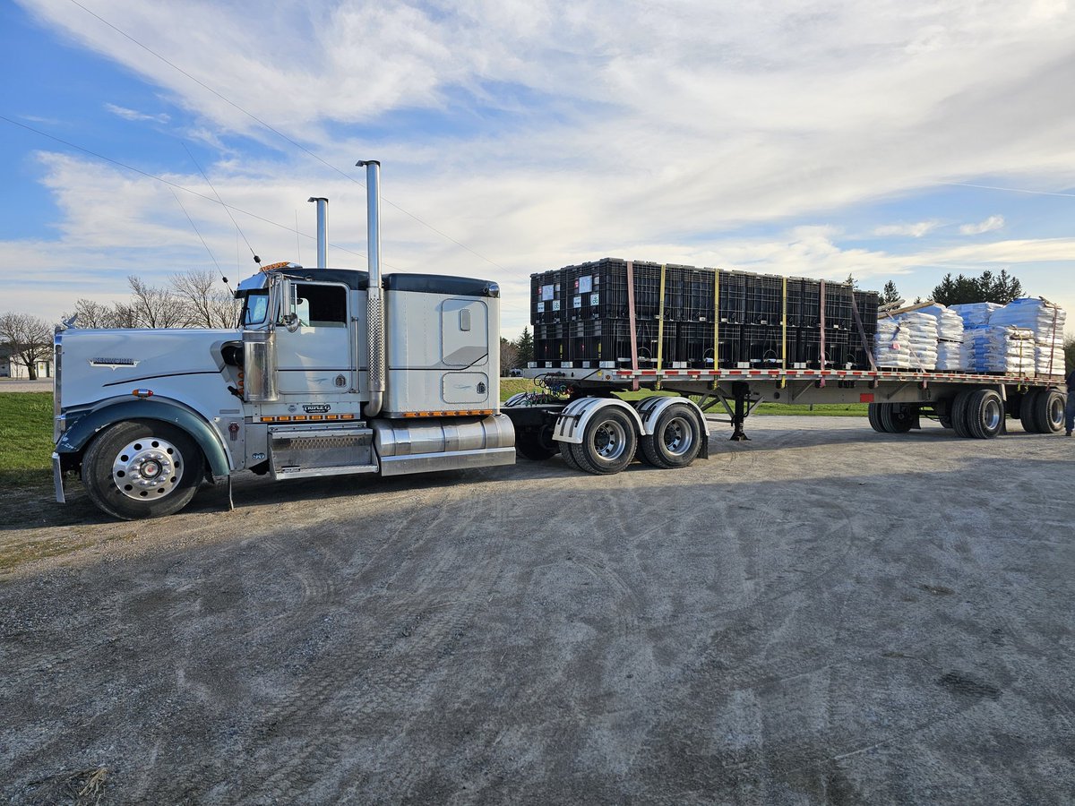 It doesn't happen often but when it does we do it in style!! #tripleglivestockltd <a href="/PioneerSeedsCA/">Pioneer Seeds Canada</a> <a href="/CortevaCA/">Corteva Canada</a>