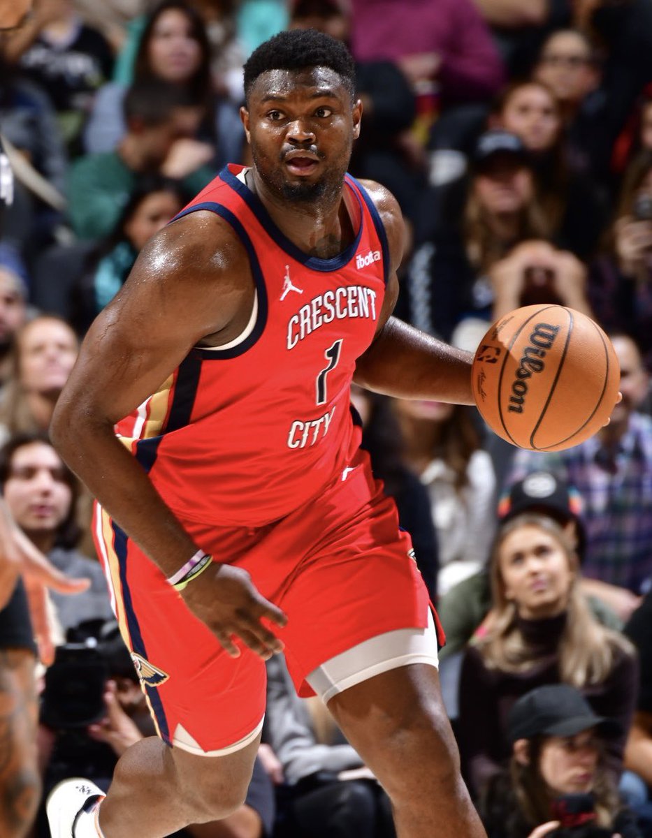 onlyfansport's tweet photo. #NOP qui reçoit les #Lakers à domicile match de play/in 🏀 

Lebron James et Anthony Davis vont sûrement muselé Zion Williamson pour lui montrer qu’on peut pas taper des pères de famille qui défendent leurs pains depuis trop longtemps… 👀

#NOPLA #PlayIn #LeBronJames https://t.co/iEAWIoJNSZ