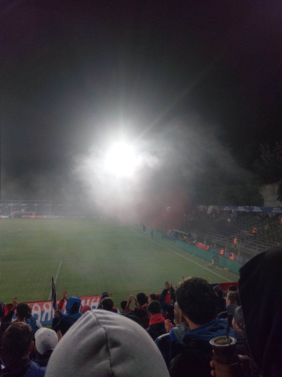 El humo que ya vendió Caruso Lombardi y todavía no empezó el partido