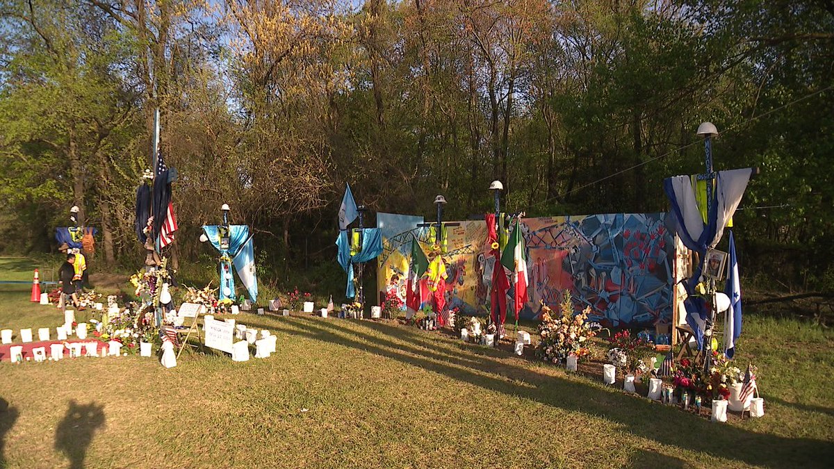 thewayitotte2b's tweet image. A growing memorial for the #KeyBridgeCollapse victims on Fort Armistead Rd in Hawkins Point. 

@FOXBaltimore