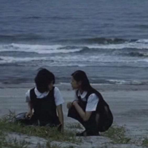 Mùa hè năm mười bảy, tớ đã thích cậu nhiều đến thế

Mười bảy tuổi tớ mặc áo sơ mi trường ngồi xoay bút bằng hai ngón tay, lơ đễnh nhìn cậu ngủ gật trong giờ Văn. Cô giáo giảng Sóng ở trên bảng, toàn những con chữ văn thơ chẳng bao giờ tớ hiểu được.