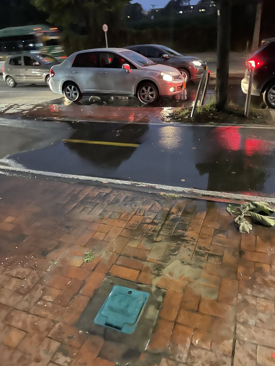 Wil_TorresS's tweet photo. @AlcaldiaSuba11 @Bogota @AcueductoBogota, en la calle 134 entre carreras 56 y 55 al costado norte de la vía, hay una fuga de agua desde tempranas horas del día, agradecemos su accionar en estos momentos coyunturales… https://t.co/hwgra3hEZW