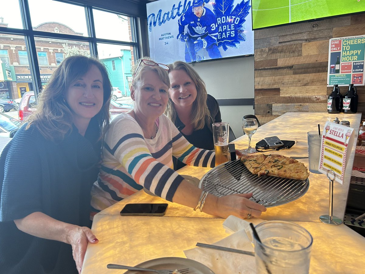 JenniferUhlman2's tweet photo. @seeinggreen_ghs “Seeing Green” @ Aurelio’s in Geneva! 💕🍕  😍 https://t.co/ZsTCkOKgbl