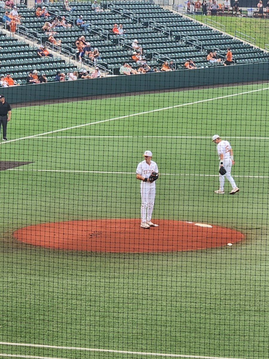 Tfranco78613's tweet photo. This should be interesting @TexasBaseball #elsnake https://t.co/iIBstPbTlG