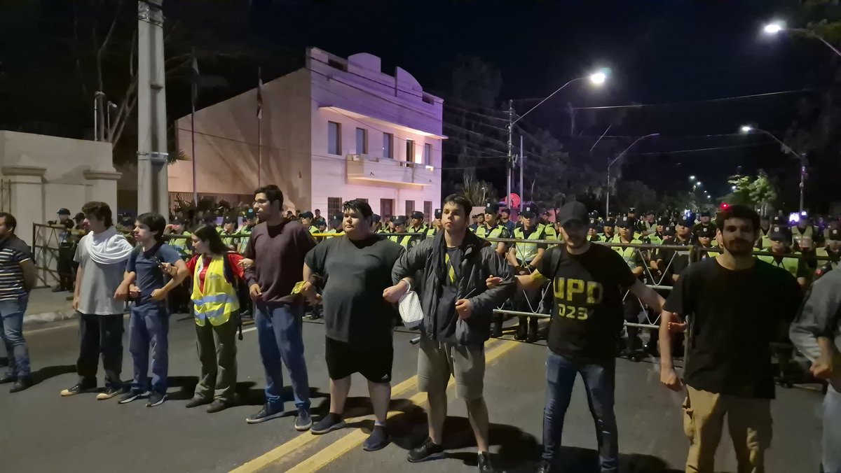 OviedoFidel's tweet photo. Amado Alvarenga de la Facultad de Fisica Medica y Logistica #FACEN es el encargado de seguridad de estudiantes de la UNA.
Movilización pacífica, sin violencia. La marcha se realizó mediante un protocolo acordado con la policía.
Un ejemplo de Alvarenga y los demás estudiantes https://t.co/awibFkd9fb