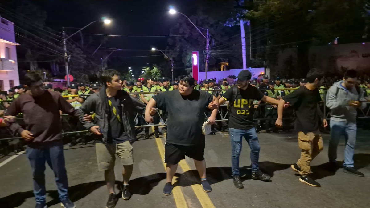 OviedoFidel's tweet photo. Amado Alvarenga de la Facultad de Fisica Medica y Logistica #FACEN es el encargado de seguridad de estudiantes de la UNA.
Movilización pacífica, sin violencia. La marcha se realizó mediante un protocolo acordado con la policía.
Un ejemplo de Alvarenga y los demás estudiantes https://t.co/awibFkd9fb