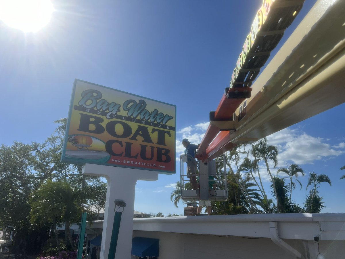 headboatwasher's tweet photo. The BayWater Crew installed the new sign on the same day as removing the old one. Excellent work. Not bad for BoatWashers! #bwboats #boatclub #bwbc https://t.co/HUy3Wy03lQ