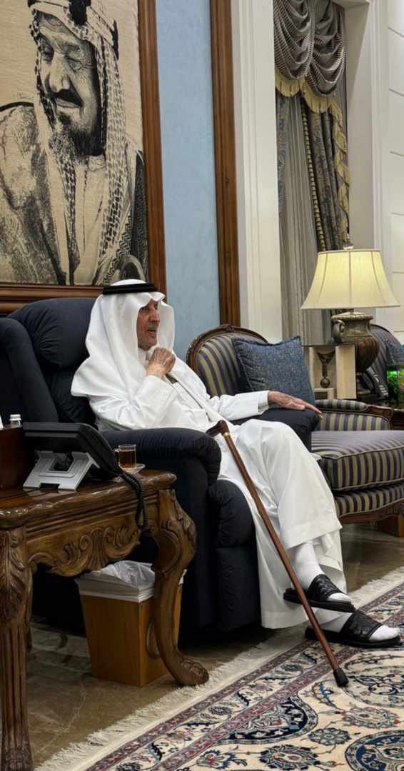 حي من جانا و في محلكم
هذا ترحيبه سموه وهذا قوله في مجلسه
وبدل ما نشكره يشكرنا 
وبدل ما نسمعه يسمعنا
فقدنا عيدنا وطالت المدة

وألم المفارق تكوي قلوبنا

من يلوم المفارق عقب فرقا (اميره )

أشهد ان المفارق من عظيم  البلاوي

وين درب (المجلس) و الحياة  الهنيّه.

احد رواد مجلس الامير