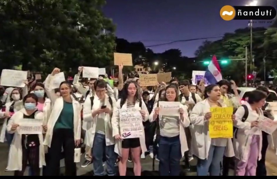 #AHORA El "puñado de estudiantes", tomando las calles, en la zona de Mburuvichá Roga, en lo que sería la primera marcha multitudinaria que enfrenta el Gobierno de Peña. #UNA #ArancelCero