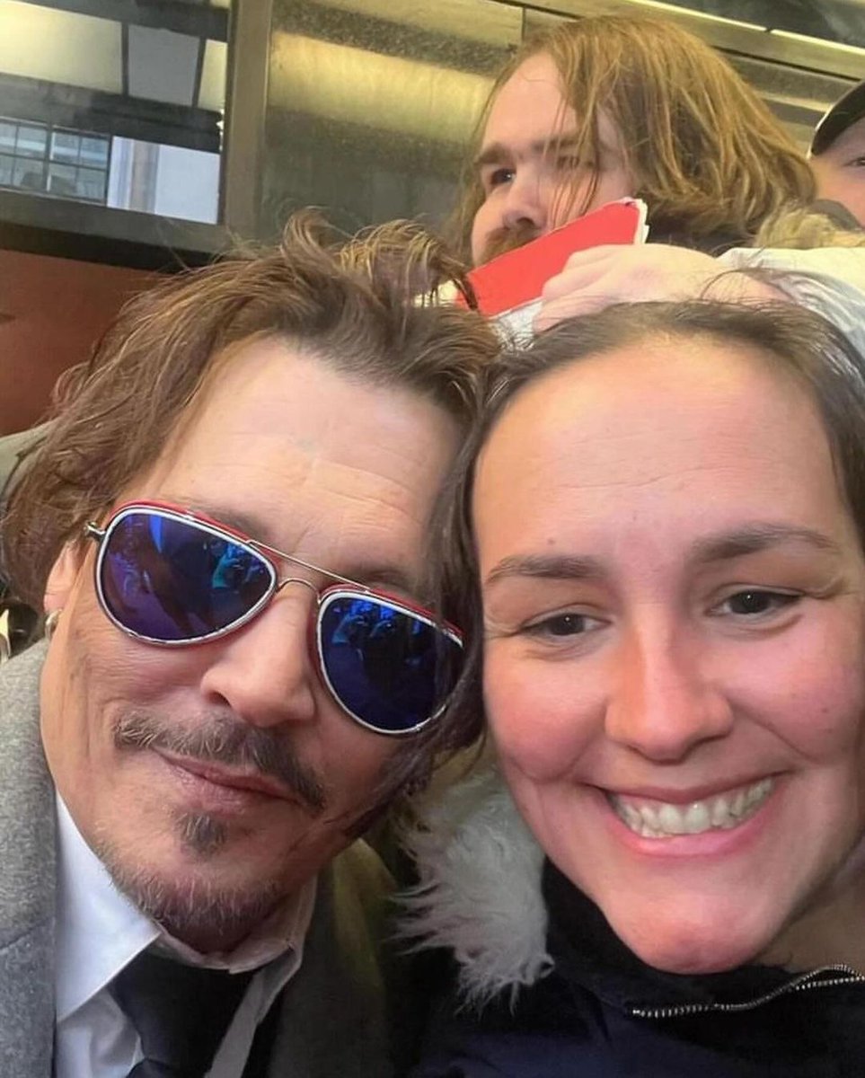 deppbrazilfc's tweet photo. ✨️  New pics of Johnny Depp with fans at the UK premiere of Jeanne du Barry. https://t.co/Ko6N16zqmy