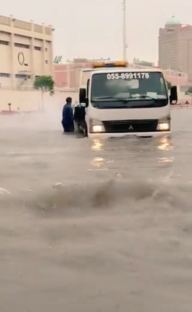 #Dubai is experiencing major flooding as 1.5 year’s worth of rain just fell in a single day. Nearly 5 inches (127 mm) fell in 24 hours.