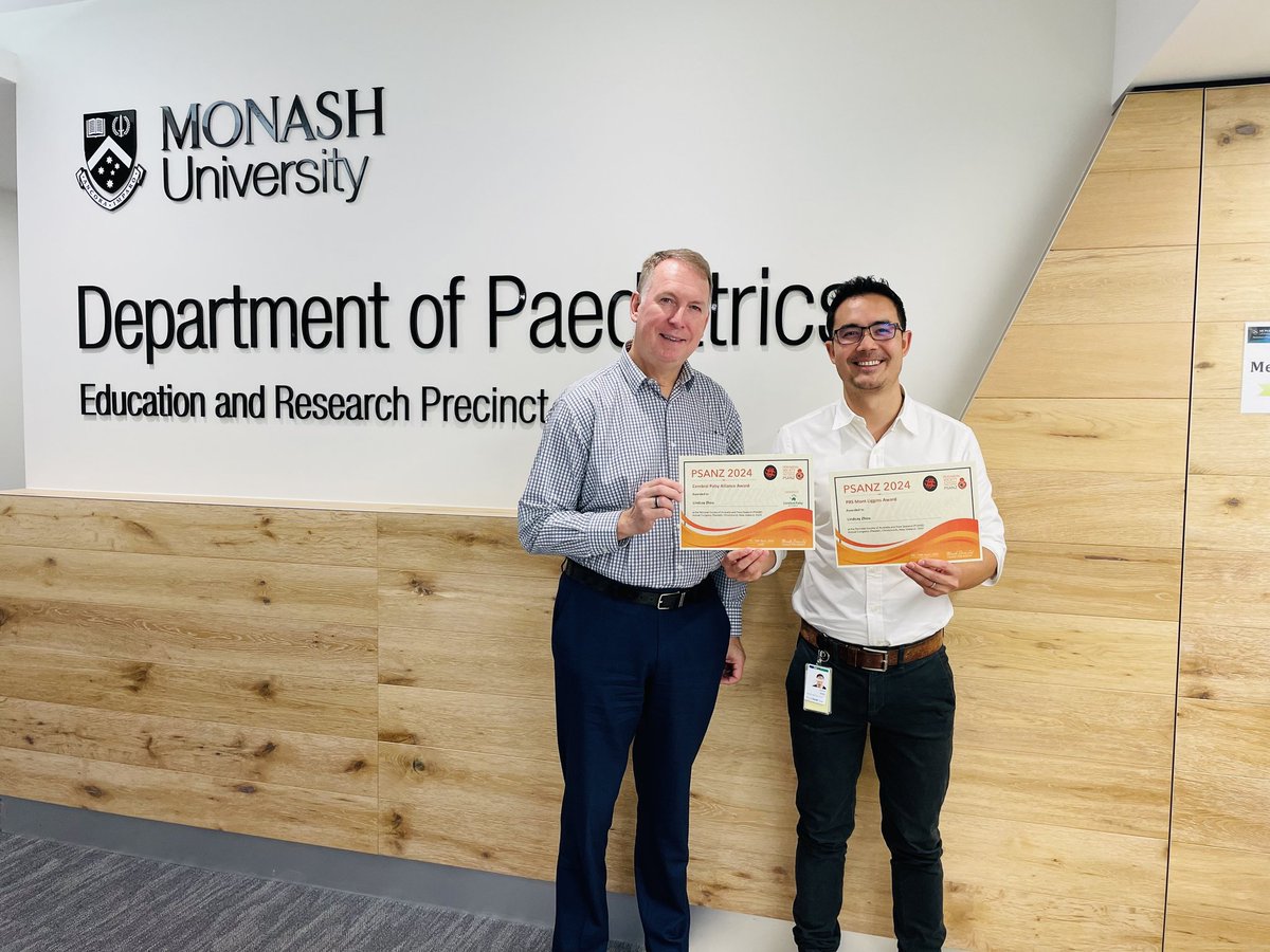 .@LindsayDZhou got his @mypsanz #PSANZ2024 awards handed over to him by @rodwhunt today! monash.edu/medicine/news/… @SCSMonash @Monash_FMNHS