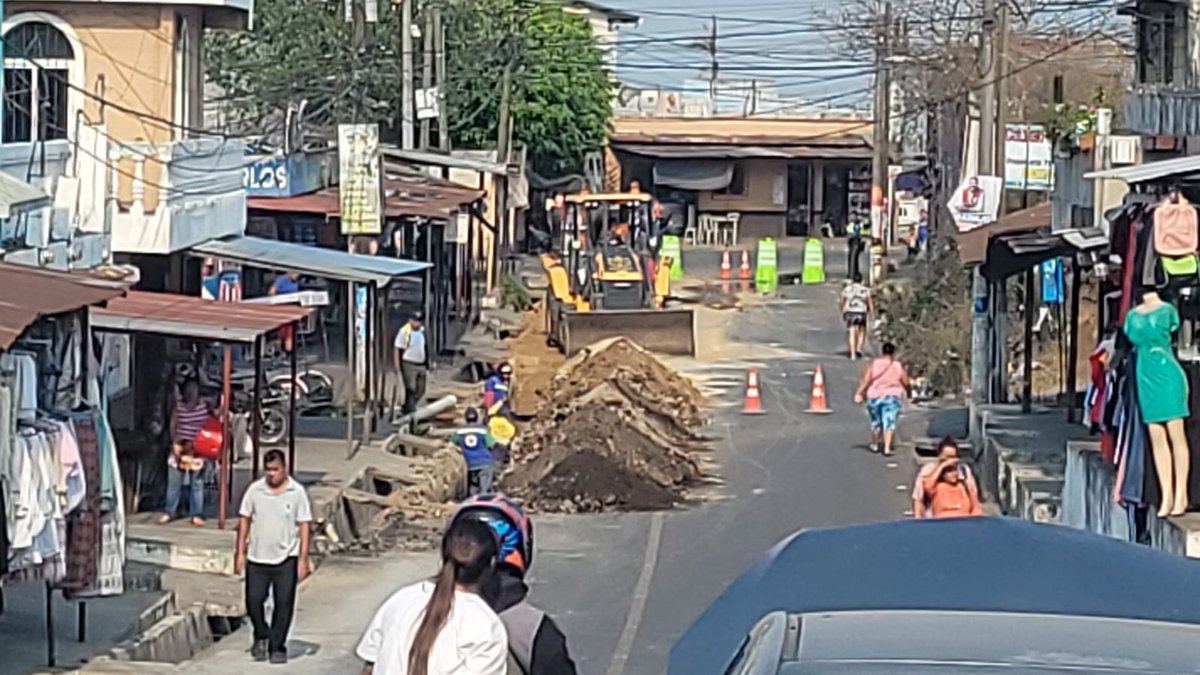 Continúan trabajos en Linda Vista zona 4 de #VillaNueva #Precaución en el #TraficoVN  #PMTVillaNueva supervisa el sector.