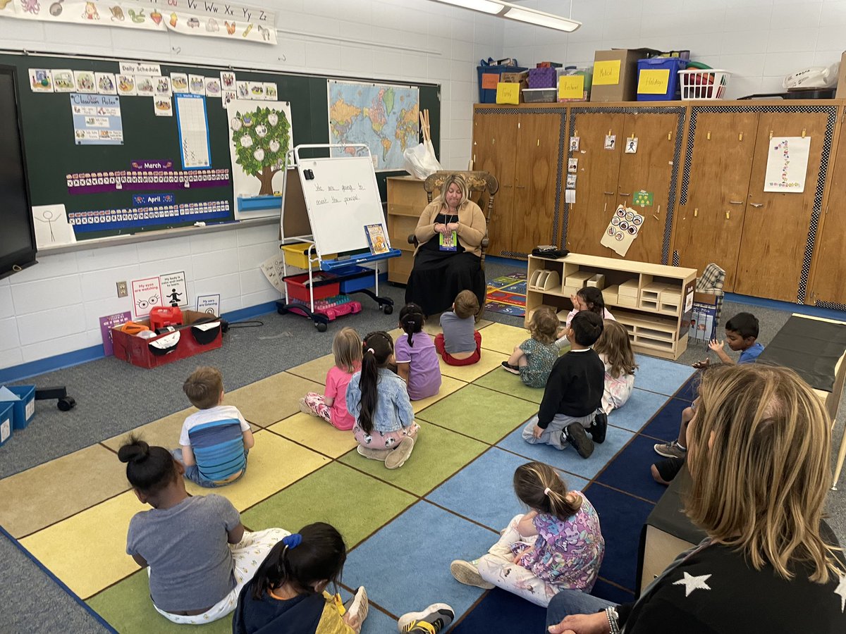 What is it like to be a principal?  <a href="/mmcnally711/">Megan McNally</a> popped into <a href="/missnovielli/">Cassandra Novielli</a> ‘s class to tell our <a href="/irvingprimaryhp/">Irving Primary</a> #PreschoolDragons dragons! 😀