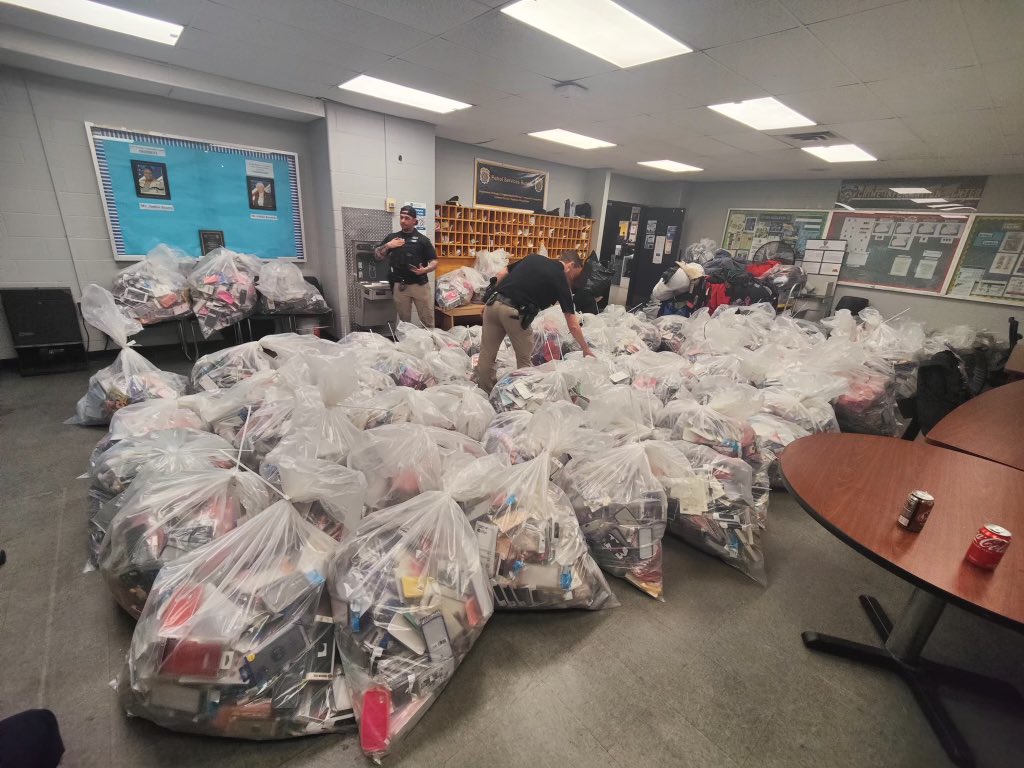 NYPD115Pct's tweet image. Your feedback matters, and we heard you, Jackson Heights! Thanks to your input and with the support of the Community Response Team and Sanitation, we took action against unlicensed vendors on Roosevelt Avenue. Here are the items confiscated as a result.