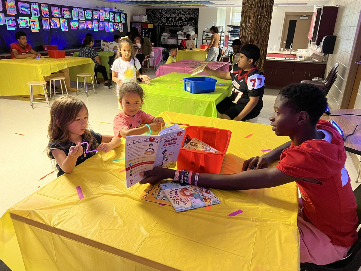 MrsZimmerHLE's tweet photo. A HUGE thank you to @Indians_IHS  football team and Coach Delgado for coming to our Literacy Night and reading with our Hawks!  The kids loved it and the players made reading fun! @HLELeaderInMe @collierschools @CCPSElemELA https://t.co/bM9HsAXMUa