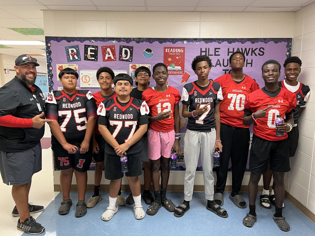 MrsZimmerHLE's tweet photo. A HUGE thank you to @Indians_IHS  football team and Coach Delgado for coming to our Literacy Night and reading with our Hawks!  The kids loved it and the players made reading fun! @HLELeaderInMe @collierschools @CCPSElemELA https://t.co/bM9HsAXMUa