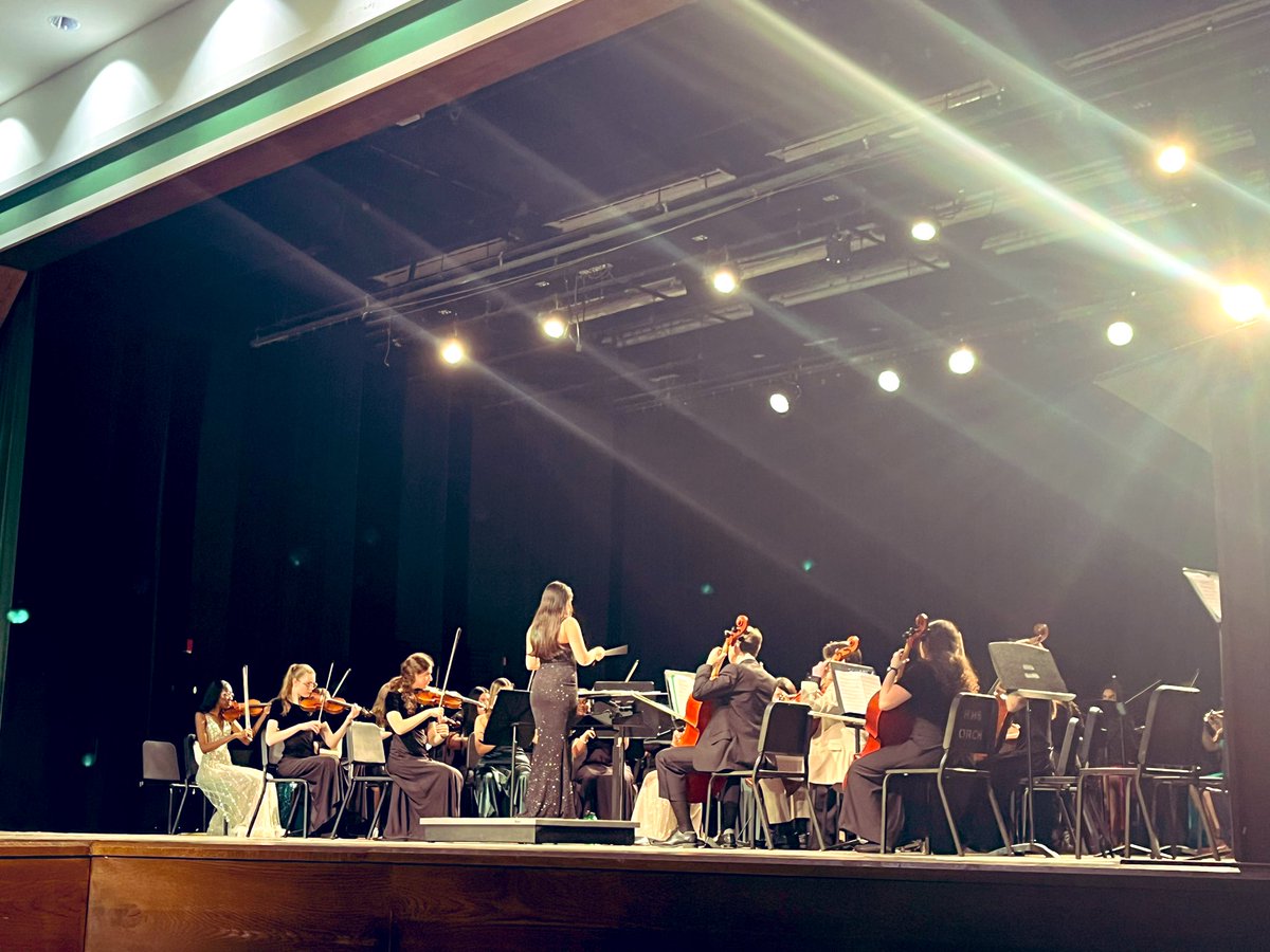 Incredible final concert for Sara White, longtime orchestra teacher @RoswellHighSch! Grateful for her many years of service and wish her the best in retirement! @OrchestraRHS @latoya_miley #fcsmusic