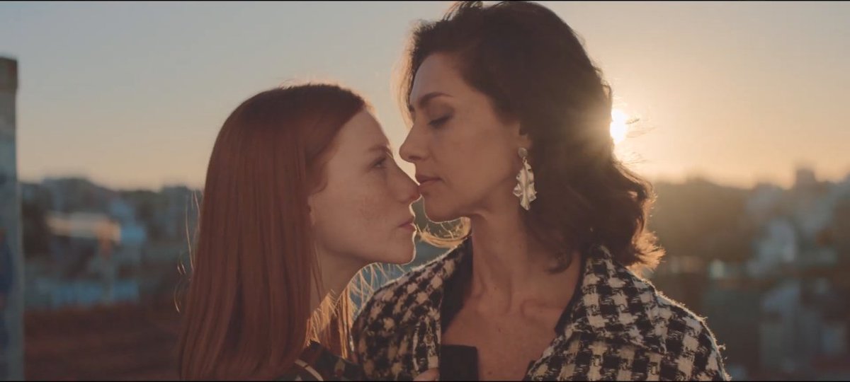 Maria Fernanda Cândido e Samantha Heck Müller no trailer de 'Vermelho Monet', drama marcado pela discussão sobre a arte e sua transformação em mercadoria. Estreia 9 de maio nos cinemas brasileiros.