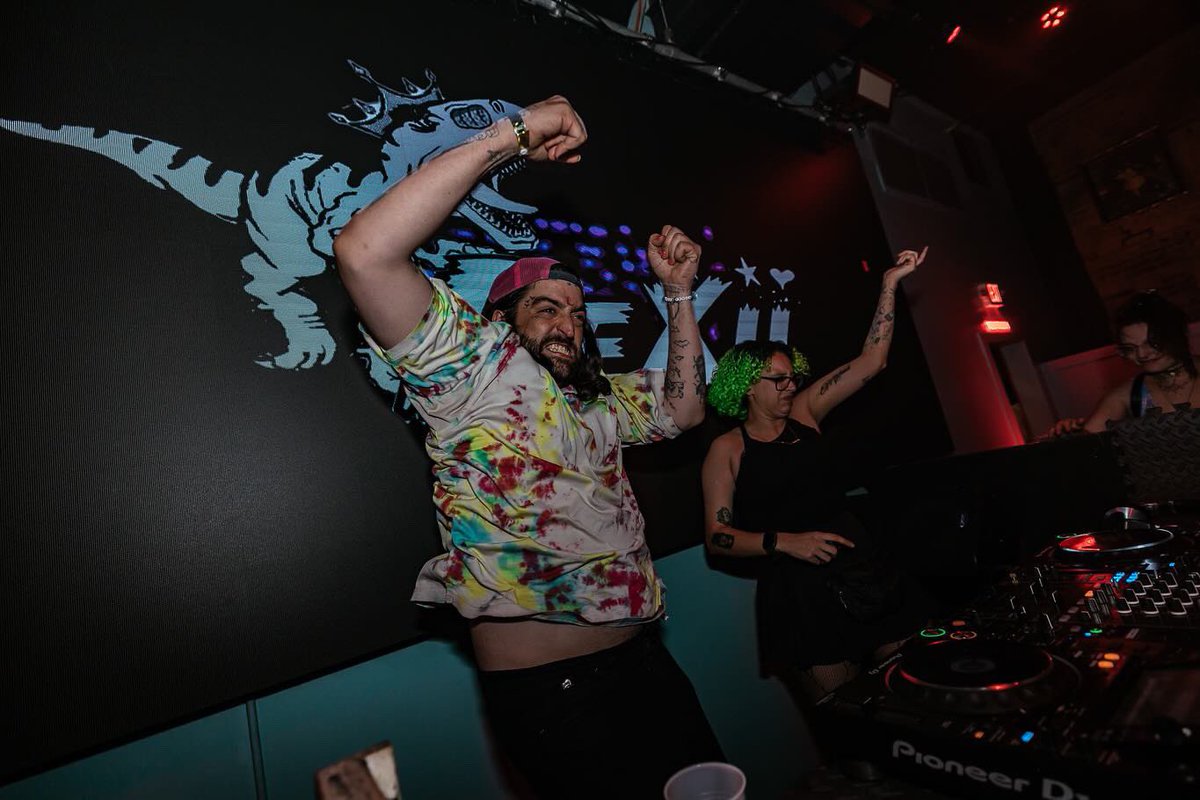 itz_ReXii_'s tweet photo. This was one for the books. Legendary moments being made. Highlight of my career as an artist. We gotta run it back one time. Thank you for vibing with me love you big 🫶🦖 @djalross 
#riddimwubz #orlando #bassmusic #dreambig #skiesthelimit #fixtionorlando https://t.co/tnoT5Tj28b