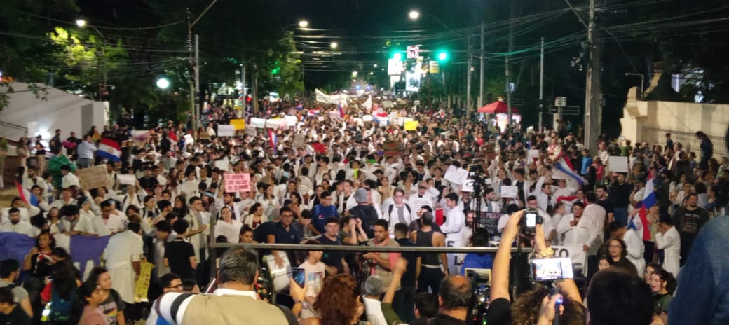 elnacionalpy's tweet photo. POSTAL DEL DÍA | 🇵🇾📸

🔹Enorme marcha universitaria sobre Mariscal López intentando llegar a Mburuvicha Roga para protestar contra "Hambre Cero" en su forma actual por el peligro de desfinanciación de algunos proyectos como "Arancel Cero" 

#ElNacional https://t.co/51BeoauSPM